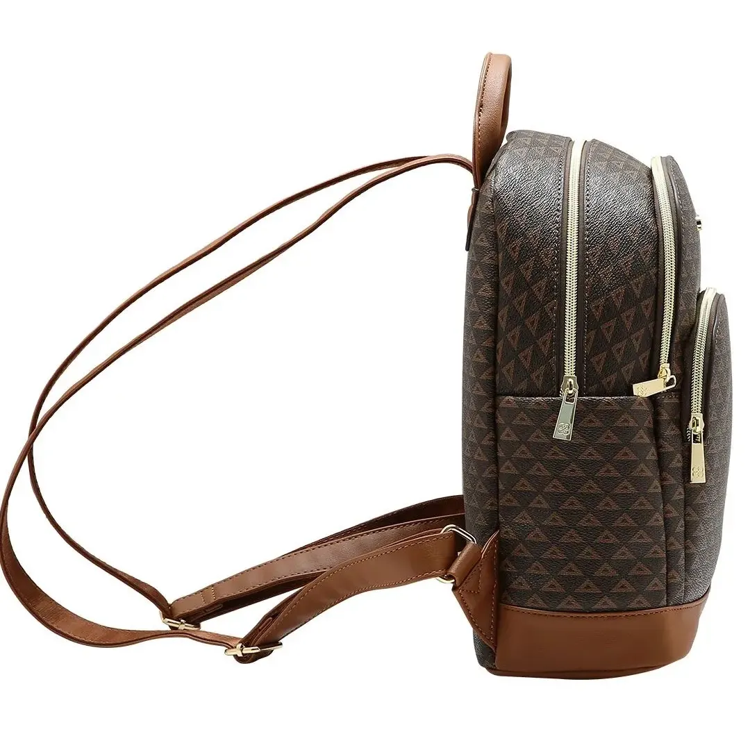 Vista lateral direita da mochila feminina Chenson cor café com bolsos funcionais